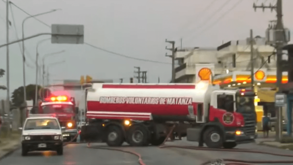 Incendio en un depósito de plásticos en González Catán: trabajaron 10 dotaciones de&nbsp;bomberos