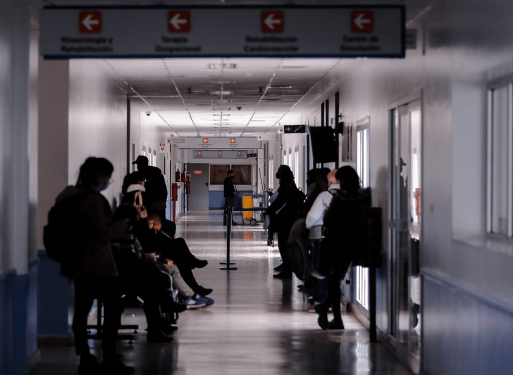 Los hospitales nacionales comenzarán a cobrar la atención habitual a extranjeros no&nbsp;residentes
