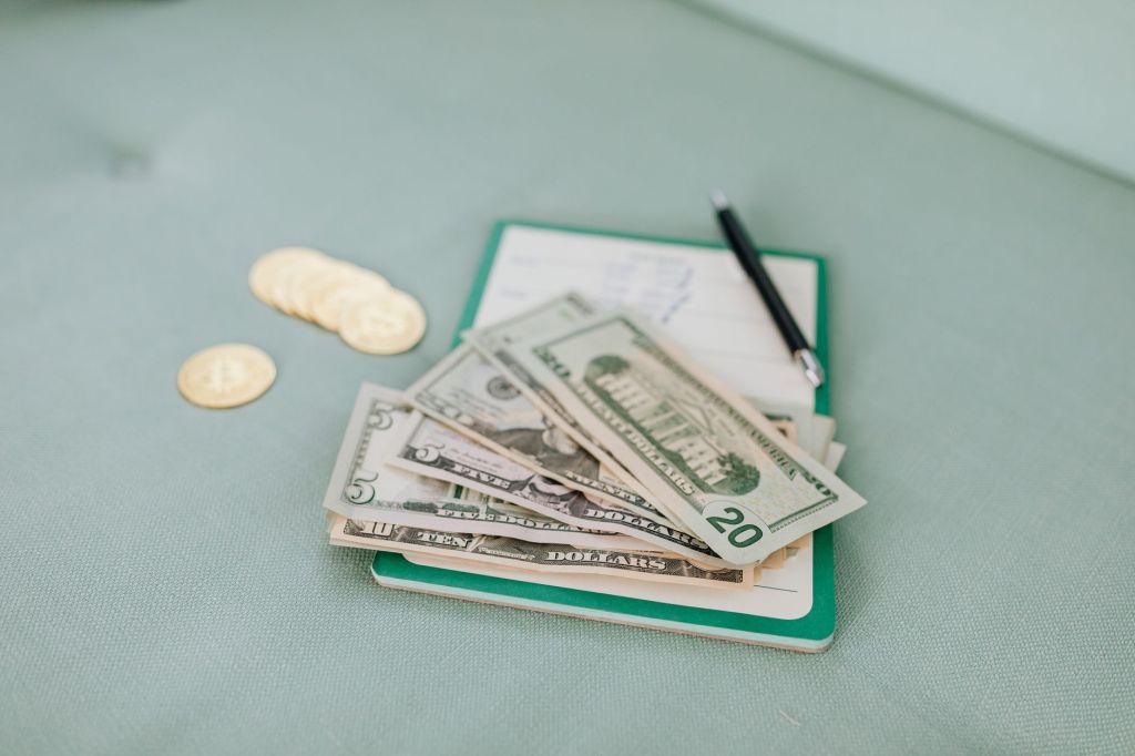 Vencimientos de deuda presionan el dólar hacia&nbsp;$1.500