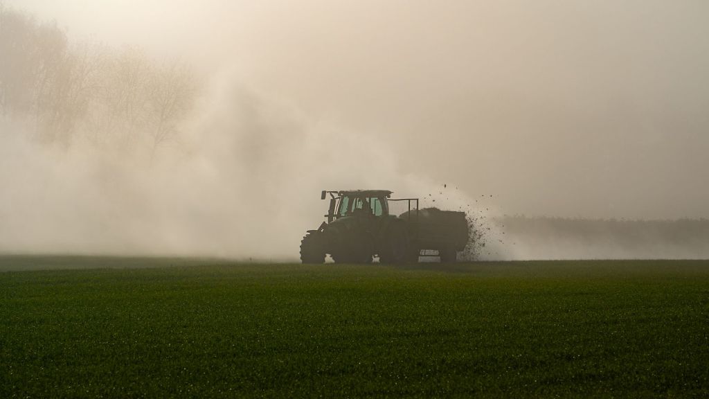 Divergencia en fertilizantes: nitrogenados suben, fosfatados&nbsp;descienden