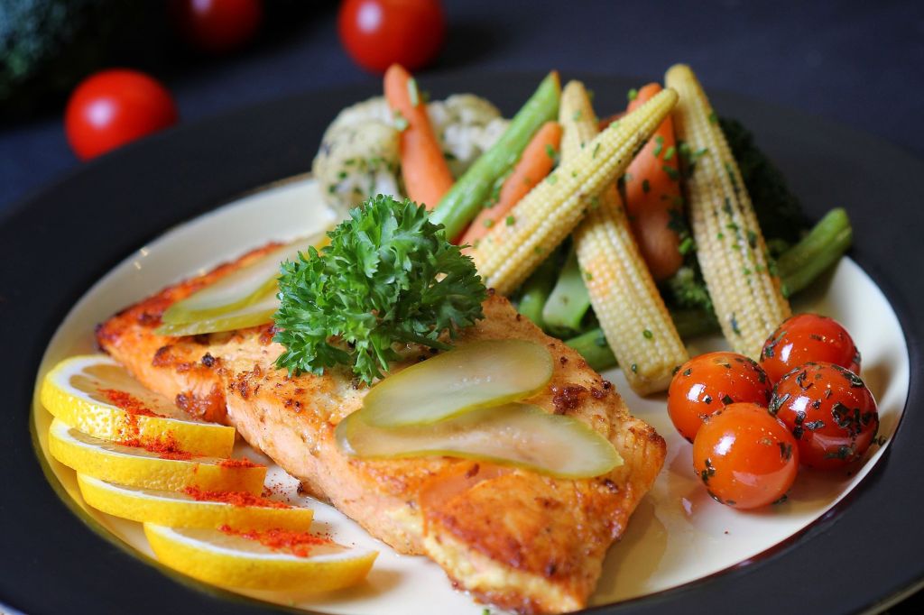 El pescado económico que experto recomienda para la salud femenina